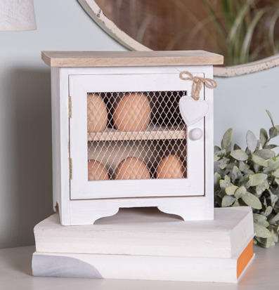 Foto: Vitt äggskåp med nätlucka och bruna ägg