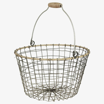 Foto: Rund trådkorg i metall med trähandtag vit bakgrund