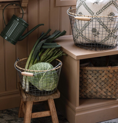Foto av trådkorgar med grönsaker vid fönsterkarmar