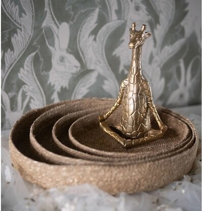 Foto: Flätade runda brickor i naturmaterial & giraff