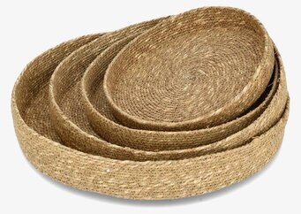 Foto: Set med 4 runda flätade brickor i naturfiber