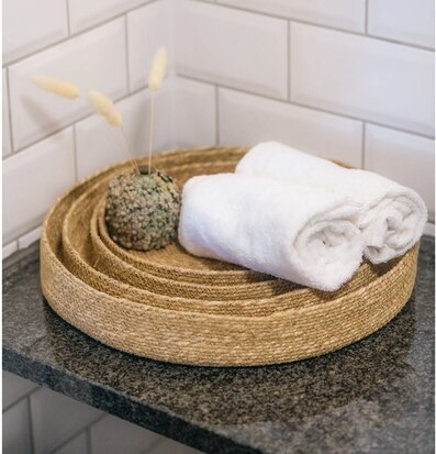 Foto: Korgbrickor i naturfiber med rullade handdukar