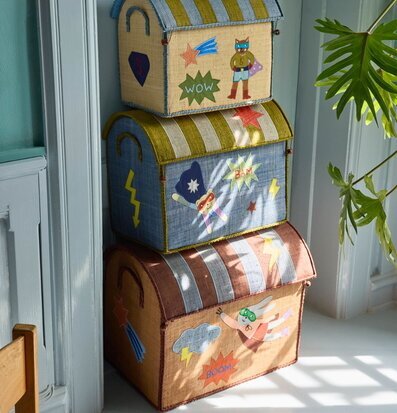 Bild: Staplade förvaringshus med serietema i blått