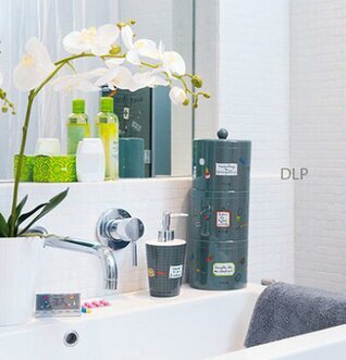 Bild av modernt badrum med stilren och harmonisk design