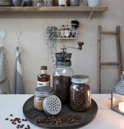 Foto av glasburkar med metallock och kaffeförvaring i kök