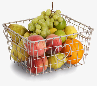 Foto: Greige trådkorg i metall med frukt på vit bakgrund