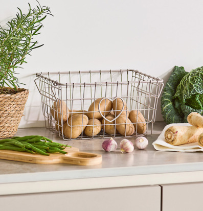 Foto: Greige trådkorg med potatis och grönsaker