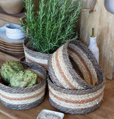 Randiga korgar i sjögräs – Set/3 Chic Antique Förvaringslådor och Boxar Förvaringsboxar Porslinsboxar Trälådor Smyckesboxar porslin