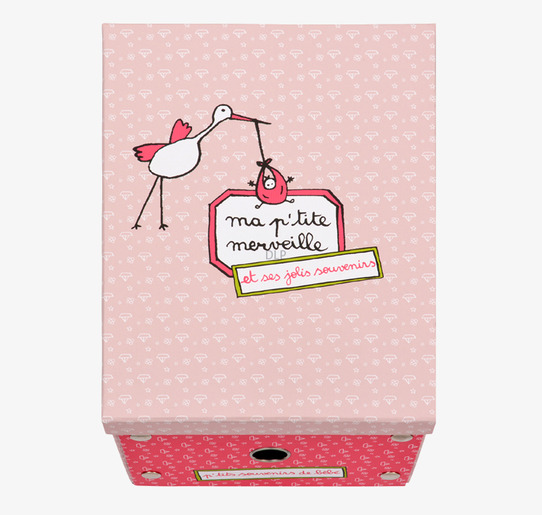 Foto av rosa ihopfällbar låda med hjärtan och storkmotiv