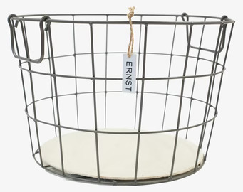 Foto av rund metallkorg med nätstruktur och handtag