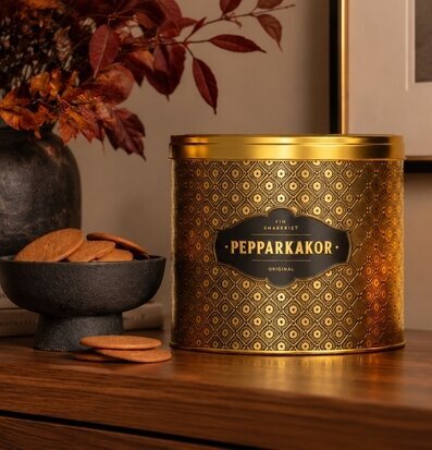 Foto: Rund plåtburk för pepparkakor i mörkbrunt guld