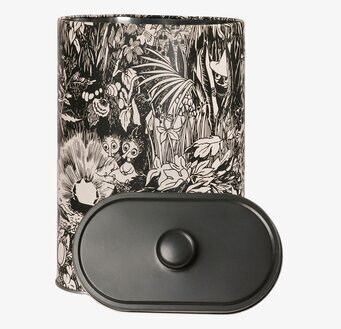 Foto: Oval plåtburk med lock, svartvit Mumin-mönster