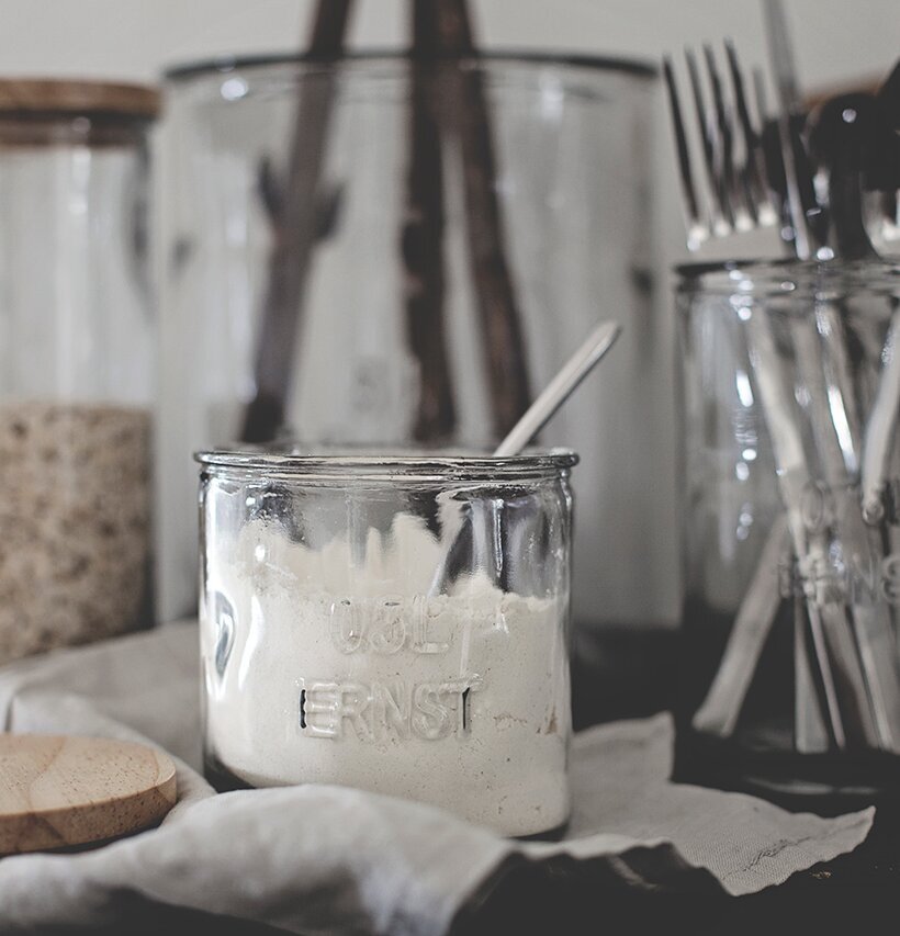 Bild av stilrena glasburkar med trälock och innehåll