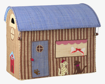 Foto: Plåtburk som hus med blått tak och hundar