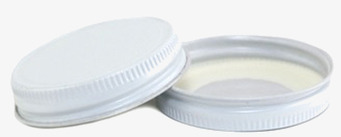 Bild av vita lock med räfflad kant och gummipackning