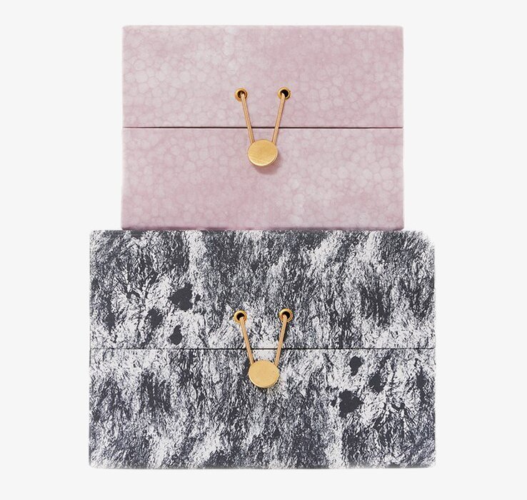 Bild av två stilfullt designade plåtburkar med mönster