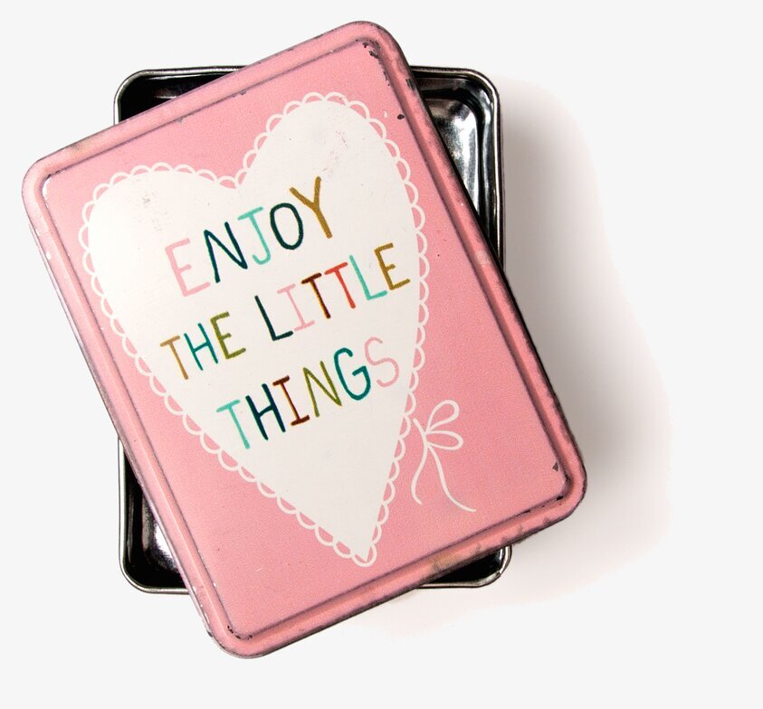 Plåtburk Enjoy The Little från Sass & Belle i retrodesign