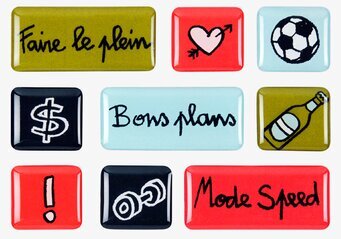 Bild av färgglada kylskåpsmagneter med olika motiv