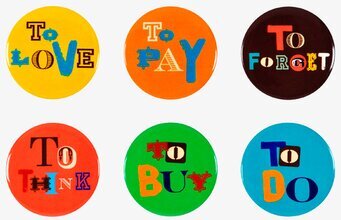 Bild av färgglada kylskåpsmagneter i två rader