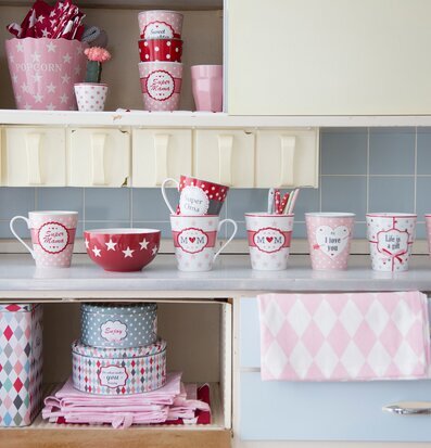 Foto av harmoniskt arrangerat kök med pastelltoner