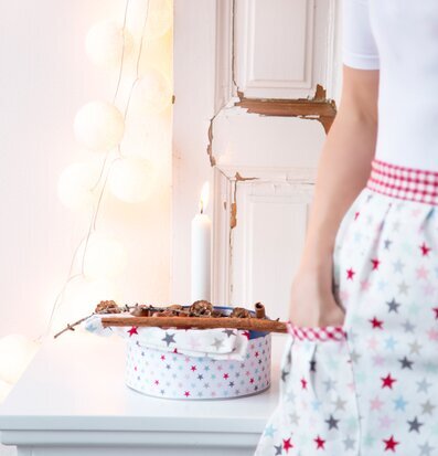 Bild av stämningsfull interiör med plåtburk och ljus