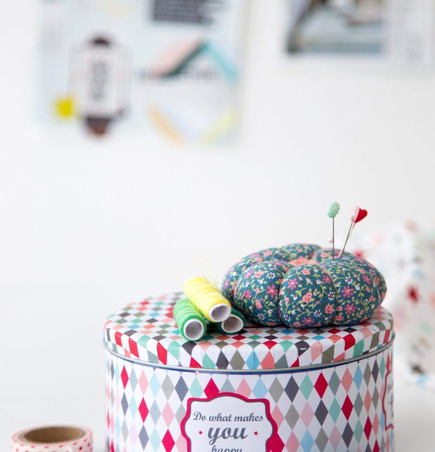 Krasilnikoff Tin Boxes Life Is A Gift med färgglada mönster