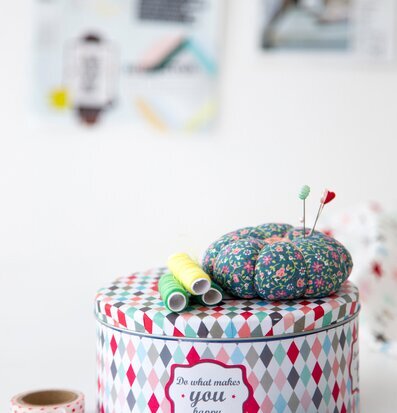 Bild av färgglad plåtburk med syrelaterade föremål