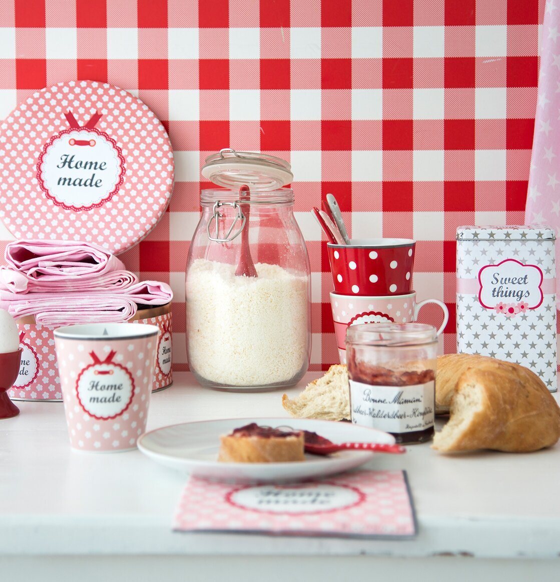 Plåtburkar Perfect Things från Krasilnikoff i köksmiljö