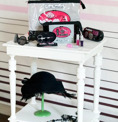 Bild av stilfull display med eleganta designprodukter