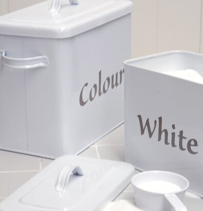 Bild av stilrena och funktionella tvättmedelsburkar