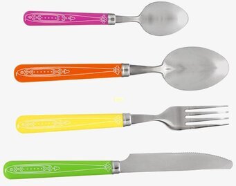 Bild av färgglatt bestickset med barockinspirerad design