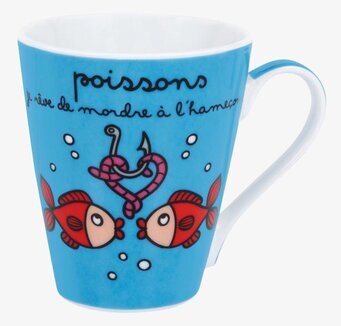 Bild av en färgglad mugg med fiskmotiv och fransk text