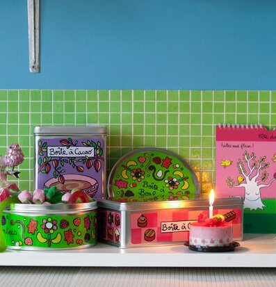 Plåtburk Kakao lila från Derriére la porte i färgglatt kök