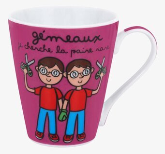 Bild av mugg med lekfull design och ceriserosa ton