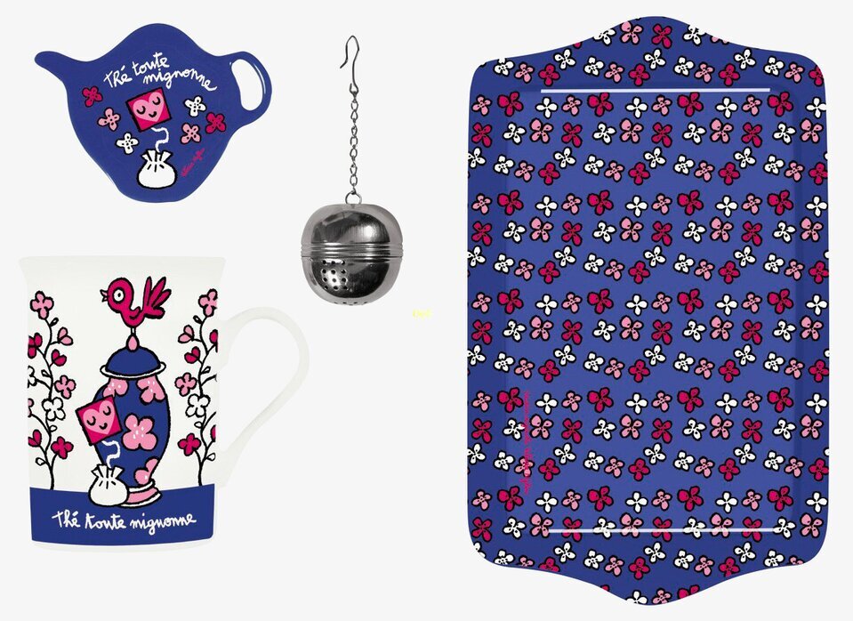 Bild av färgglatt teset med blommönster och tillbehör