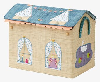 Foto av lekfull förvaringskorg med sagotema och detaljer