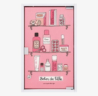 Bild av rosa medicinskåp med lekfull design och detaljer