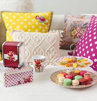 Plåtburk Macarons rosa från Derriére la porte på soffbord