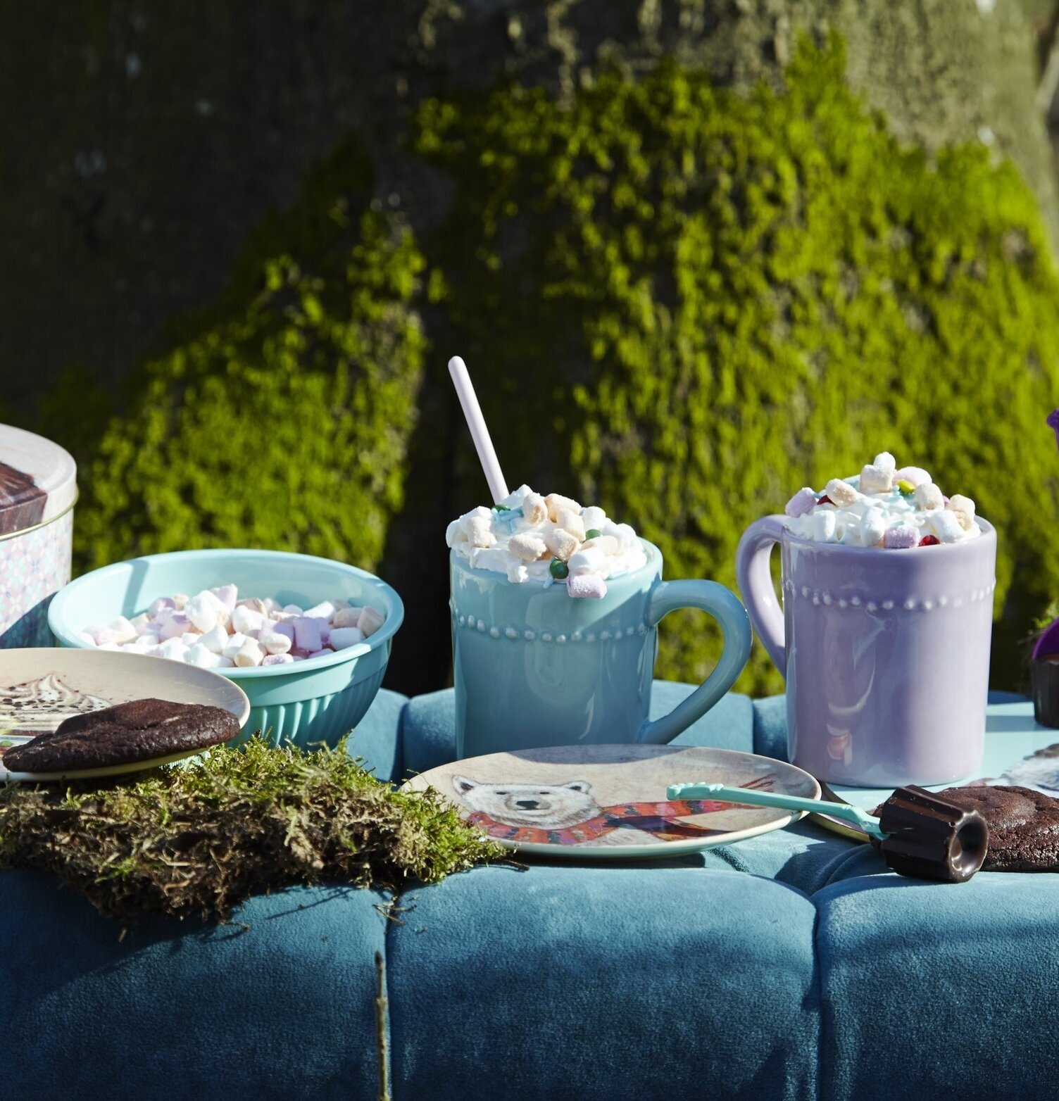 Plåtburk Set om 2 från Rice i naturmiljö med kakor och muggar