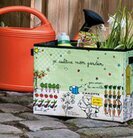 Bild av charmig trädgård med förvaringslåda och vattenkanna