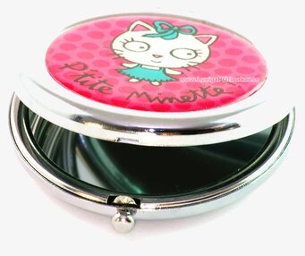 Bild av fickspegel med kattmotiv och rosa bakgrund
