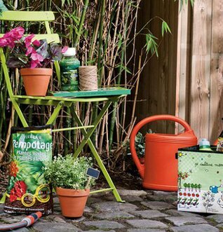 Bild av charmig trädgård med praktiska förvaringslösningar