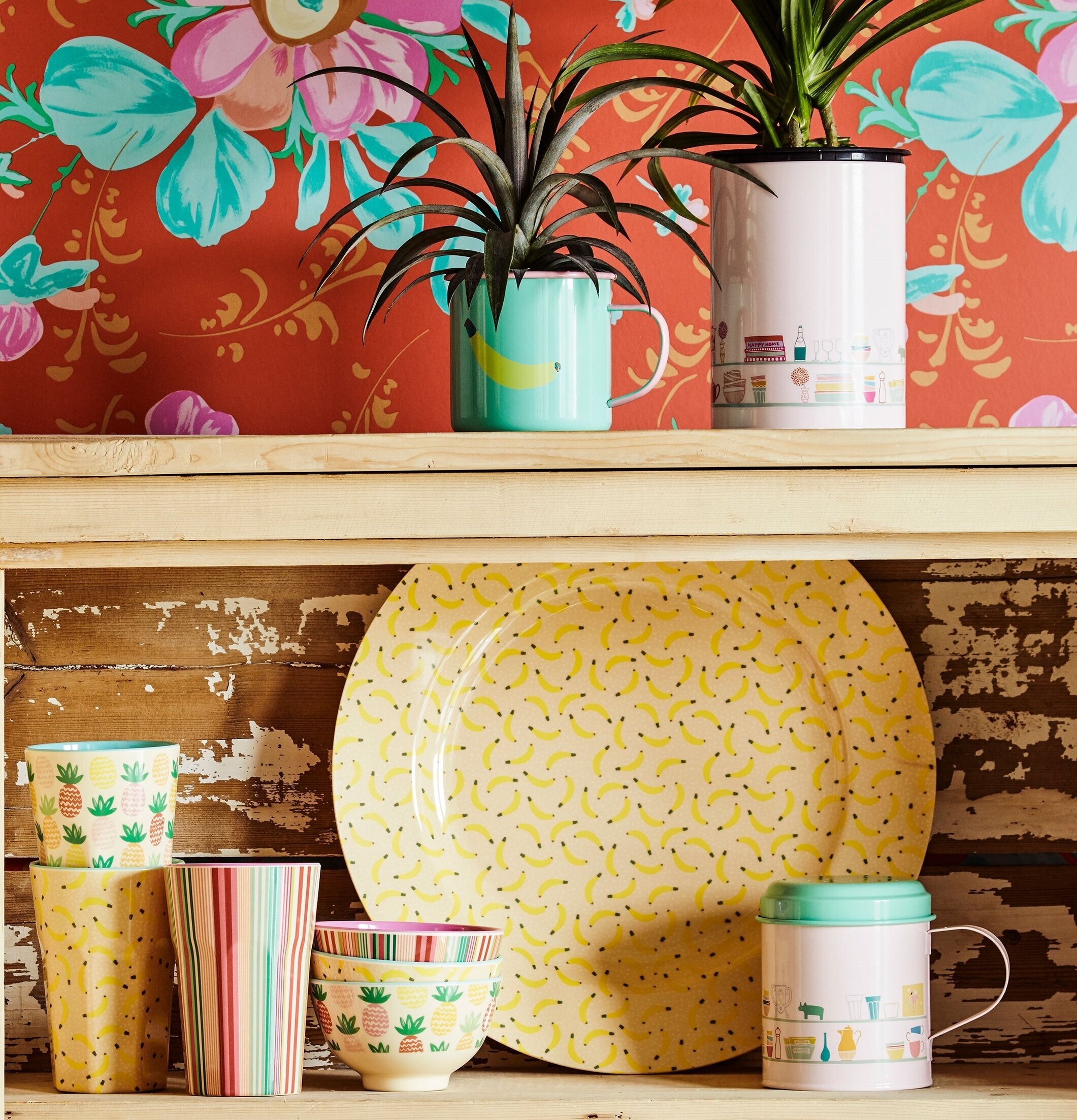 Foto av färgglad hylla med kreativa köksdetaljer