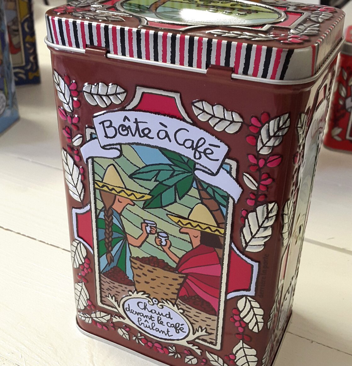 Plåtburk Relief Kaffe från Derriére la porte i röd design