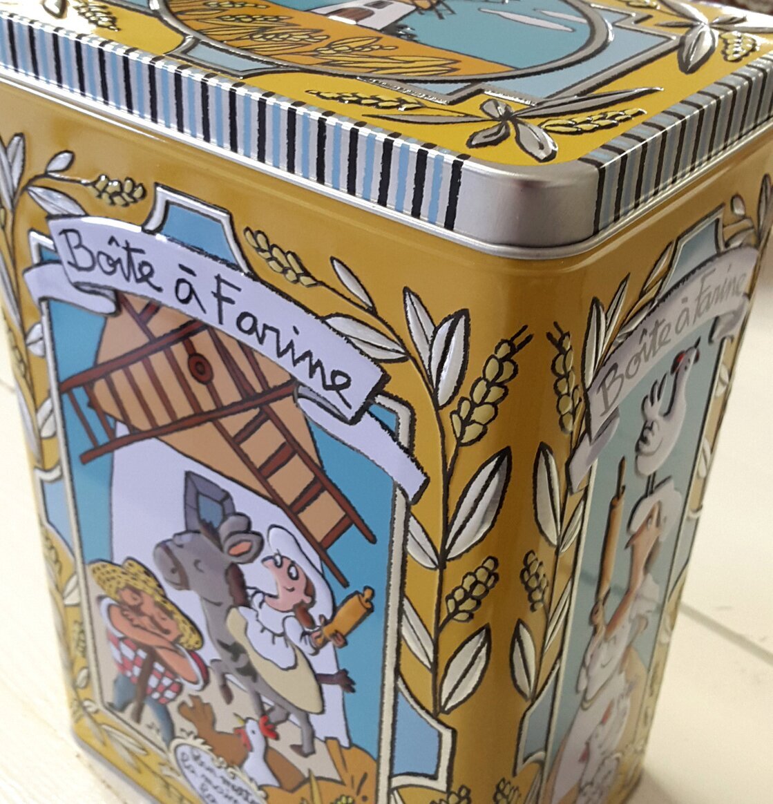 Plåtburk Relief Mjöl från Derriére la porte på träbord