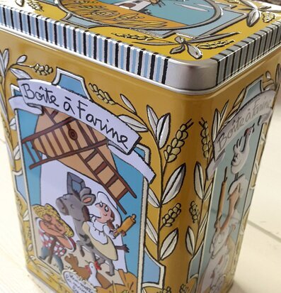 Plåtburk Relief Mjöl från Derriére la porte på träbord