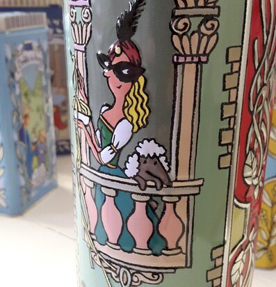 Plåtburk Relief Spagetti från Derriére la porte, färggrann