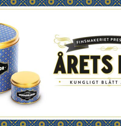 Bild av eleganta blå plåtburkar med gyllene lock