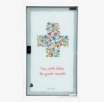 Foto: Stilrent medicinskåp med lekfullt pillermönster