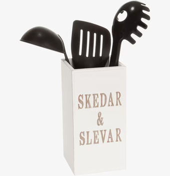 Bild av stilren trälåda för köksredskap i ljus färg